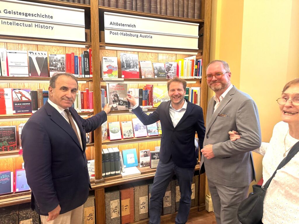 Ein österreichischer Verleger mit türkischen Wurzeln bringt österreichische Erinnerungsgeschichte ins Parlament